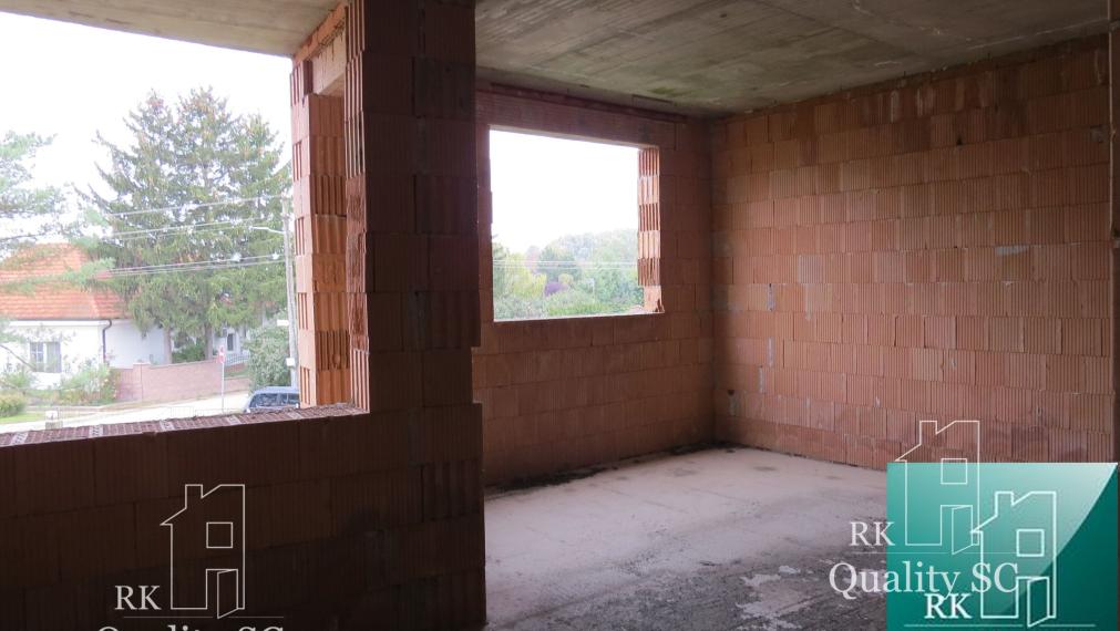 NOVÁ CENA - okr. SENEC - KRÁĽOVÁ PRI SENCI – NA PREDAJ – PRE NÁROČNÝCH rozostavaný rodinný dom v centre obce s veľkým pozemkom vyše 23á