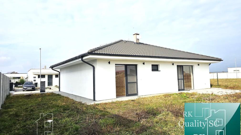 Okr. SENEC - Hrubá Borša Green Resort - NA PREDAJ kompletne zariadený rodinný dom - 3 izbová novostavba typu bungalov