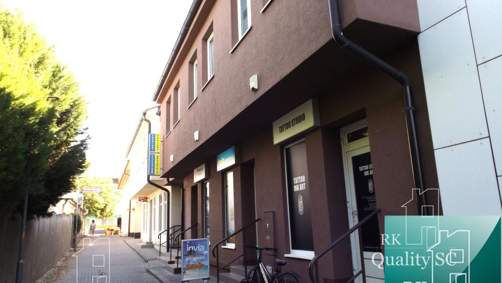 NA PREDAJ – polyfunkčný objekt v úplnom centre mesta Senec - obchodný priestor na prízemí a kancelárie na poschodí - pri pešej zóne