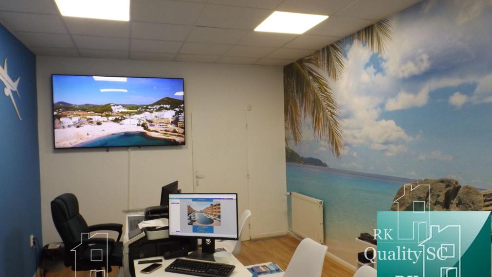 NA PREDAJ – polyfunkčný objekt v úplnom centre mesta Senec - obchodný priestor na prízemí a kancelárie na poschodí - pri pešej zóne