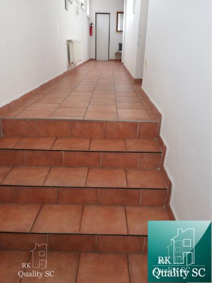 NA PREDAJ – polyfunkčný objekt v úplnom centre mesta Senec - obchodný priestor na prízemí a kancelárie na poschodí - pri pešej zóne