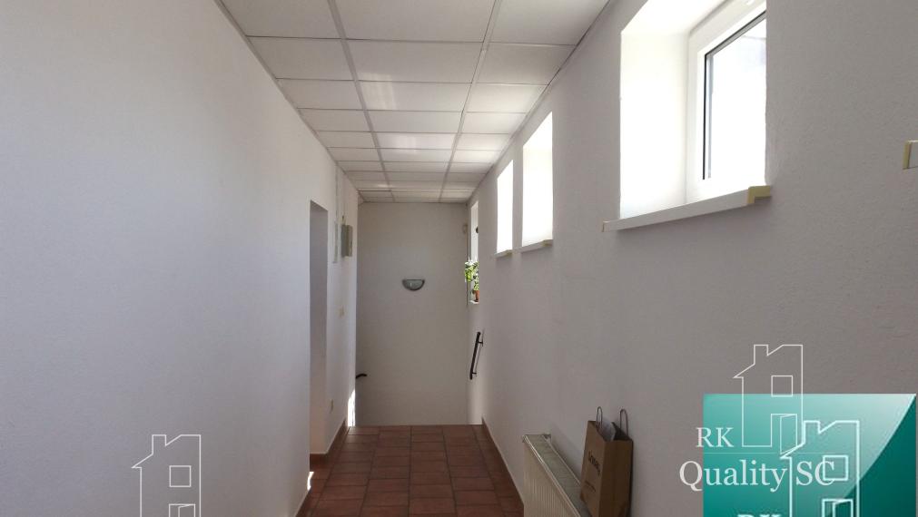 NA PREDAJ – polyfunkčný objekt v úplnom centre mesta Senec - obchodný priestor na prízemí a kancelárie na poschodí - pri pešej zóne