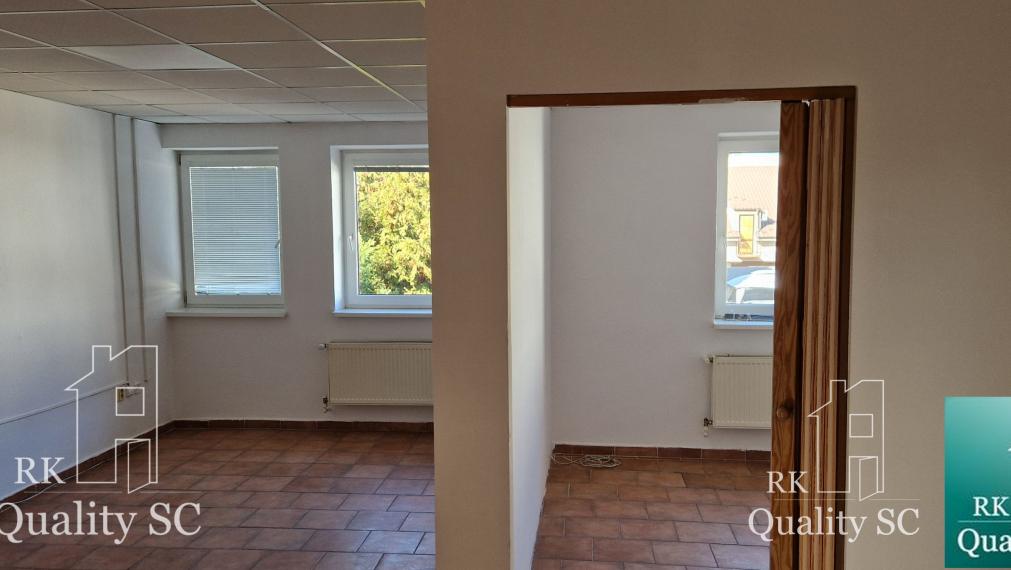 NA PREDAJ – polyfunkčný objekt v úplnom centre mesta Senec - obchodný priestor na prízemí a kancelárie na poschodí - pri pešej zóne