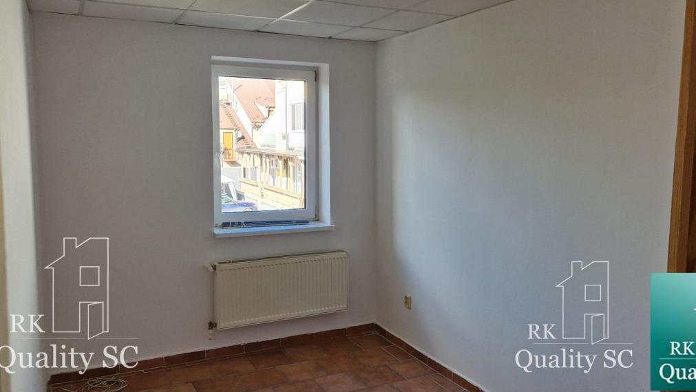 NA PREDAJ – polyfunkčný objekt v úplnom centre mesta Senec - obchodný priestor na prízemí a kancelárie na poschodí - pri pešej zóne