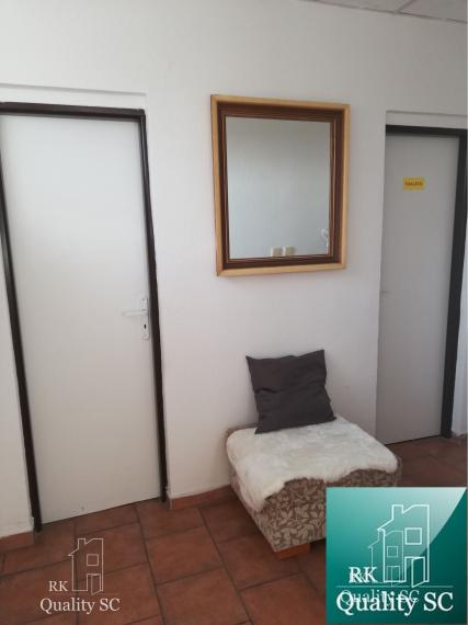 NA PREDAJ – polyfunkčný objekt v úplnom centre mesta Senec - obchodný priestor na prízemí a kancelárie na poschodí - pri pešej zóne