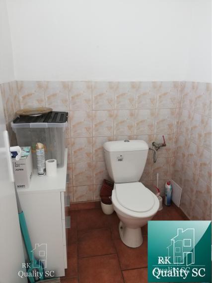 NA PREDAJ – polyfunkčný objekt v úplnom centre mesta Senec - obchodný priestor na prízemí a kancelárie na poschodí - pri pešej zóne