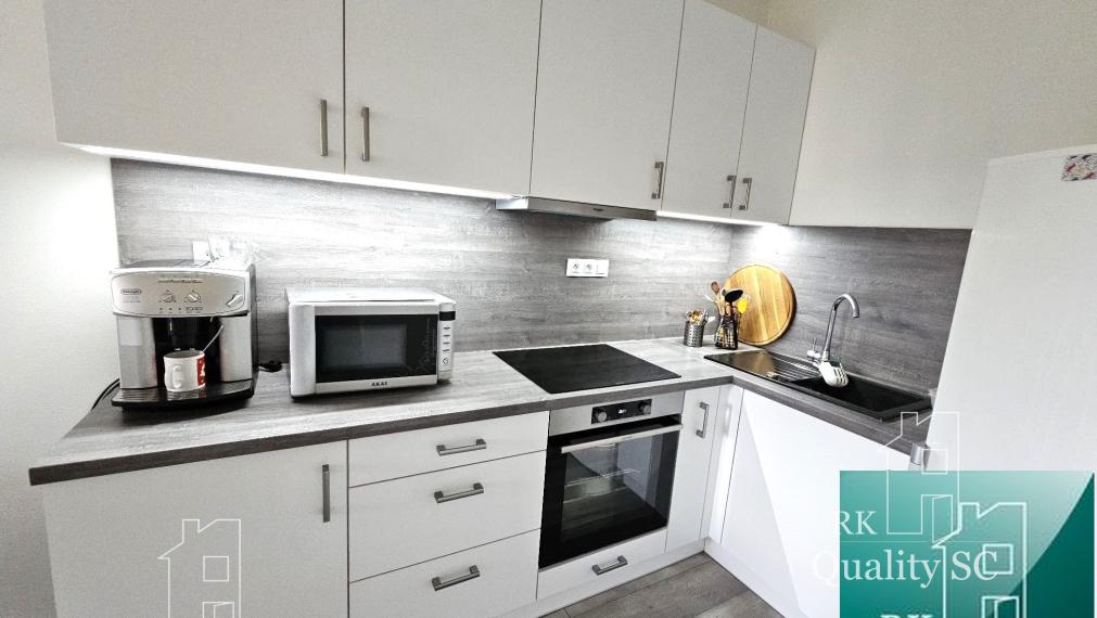 REZERVOVANÉ - SENEC - NA PREDAJ EXKLUZÍVNE IBA U NÁS - 2 izbový byt v centre mesta na Nám. 1. mája v Senci