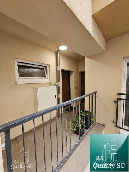 REZERVOVANÉ - SENEC - NA PREDAJ EXKLUZÍVNE IBA U NÁS - 2 izbový byt v centre mesta na Nám. 1. mája v Senci