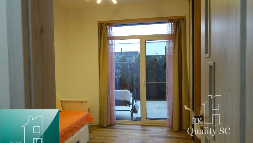 SENEC - NA PREDAJ NOVOSTAVBA - 2 izbový komplet zariadený byt s terasou, záhradou, záhr. domčekom a vlastným parkingom - Holubia ul. - NOVÁ TEHELŇA