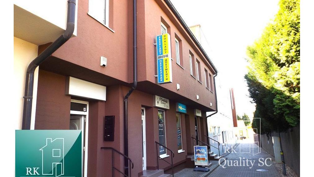 NA PREDAJ – polyfunkčný objekt v úplnom centre mesta Senec - obchodný priestor na prízemí a kancelárie na poschodí - pri pešej zóne