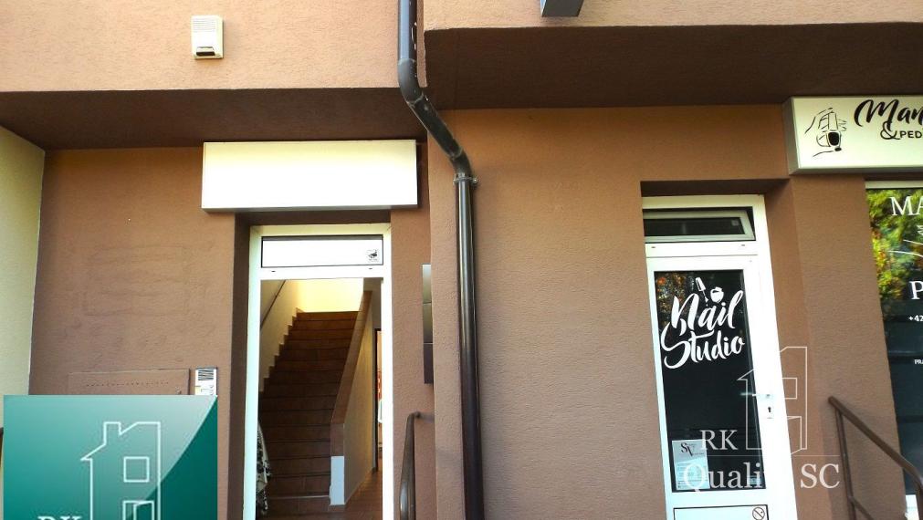 NA PREDAJ – polyfunkčný objekt v úplnom centre mesta Senec - obchodný priestor na prízemí a kancelárie na poschodí - pri pešej zóne