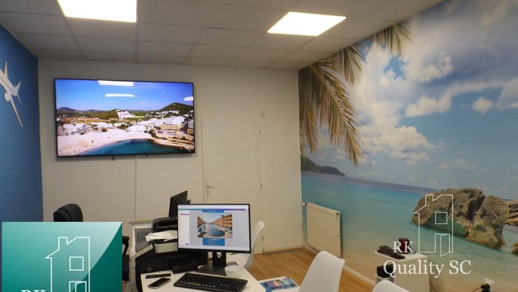 NA PREDAJ – polyfunkčný objekt v úplnom centre mesta Senec - obchodný priestor na prízemí a kancelárie na poschodí - pri pešej zóne