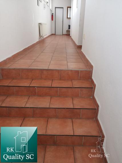 NA PREDAJ – polyfunkčný objekt v úplnom centre mesta Senec - obchodný priestor na prízemí a kancelárie na poschodí - pri pešej zóne