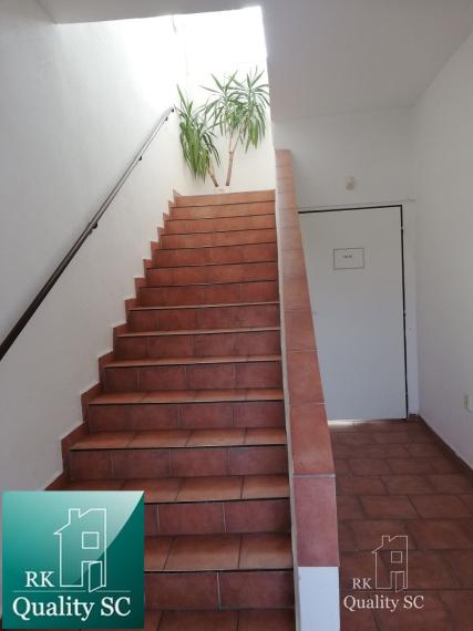 NA PREDAJ – polyfunkčný objekt v úplnom centre mesta Senec - obchodný priestor na prízemí a kancelárie na poschodí - pri pešej zóne