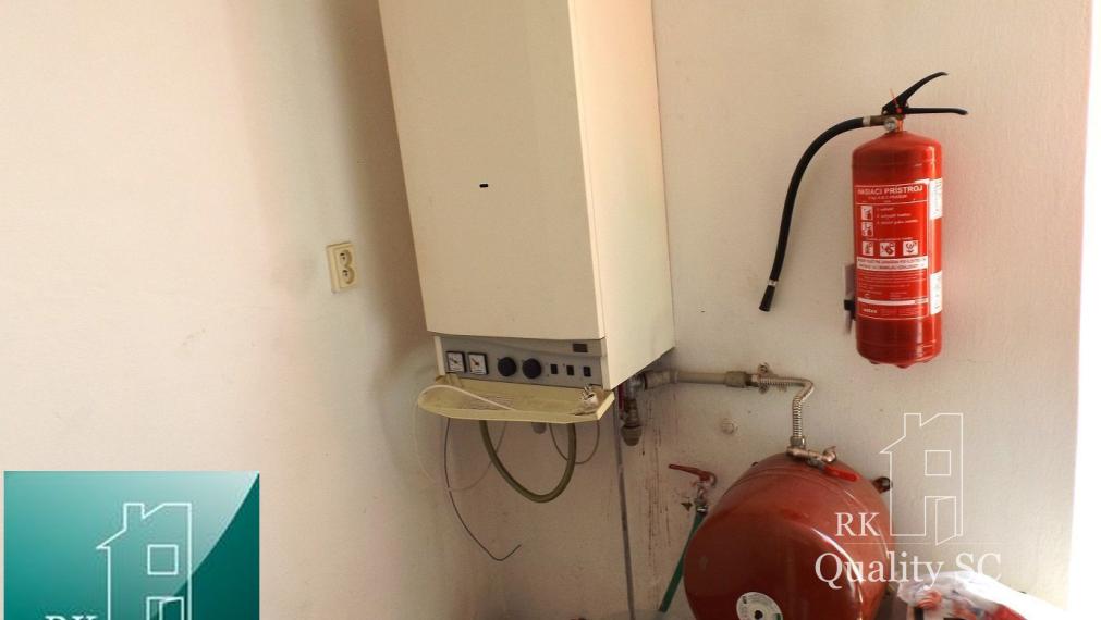 NA PREDAJ – polyfunkčný objekt v úplnom centre mesta Senec - obchodný priestor na prízemí a kancelárie na poschodí - pri pešej zóne