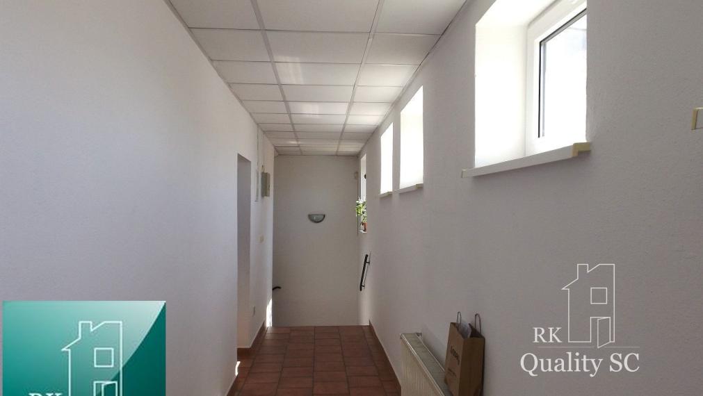 NA PREDAJ – polyfunkčný objekt v úplnom centre mesta Senec - obchodný priestor na prízemí a kancelárie na poschodí - pri pešej zóne