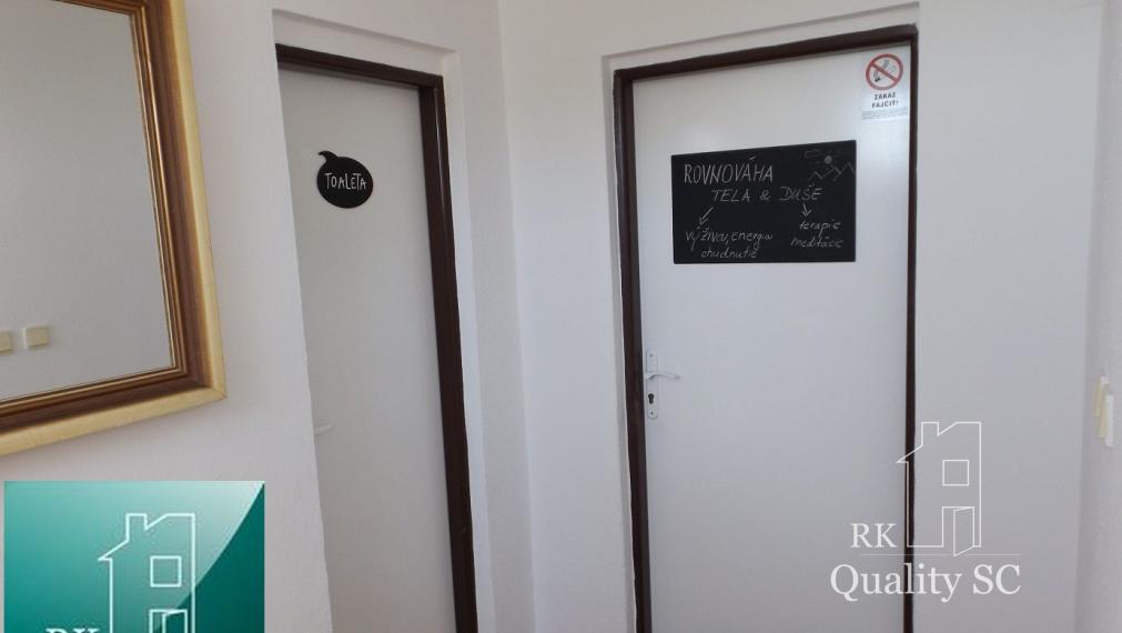 NA PREDAJ – polyfunkčný objekt v úplnom centre mesta Senec - obchodný priestor na prízemí a kancelárie na poschodí - pri pešej zóne