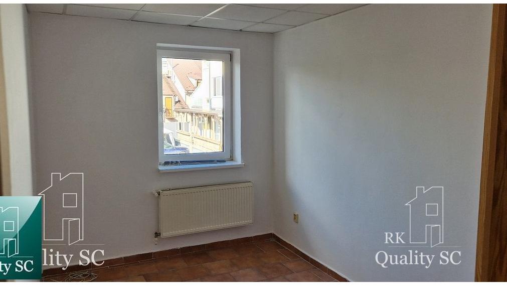 NA PREDAJ – polyfunkčný objekt v úplnom centre mesta Senec - obchodný priestor na prízemí a kancelárie na poschodí - pri pešej zóne