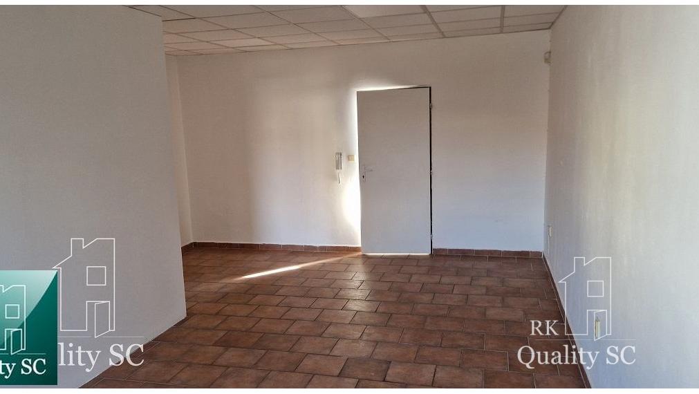 NA PREDAJ – polyfunkčný objekt v úplnom centre mesta Senec - obchodný priestor na prízemí a kancelárie na poschodí - pri pešej zóne