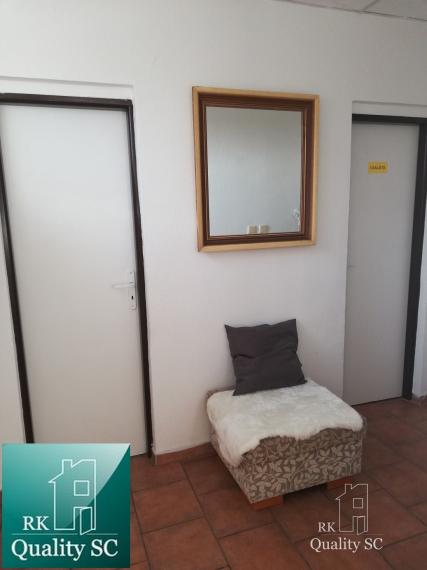 NA PREDAJ – polyfunkčný objekt v úplnom centre mesta Senec - obchodný priestor na prízemí a kancelárie na poschodí - pri pešej zóne