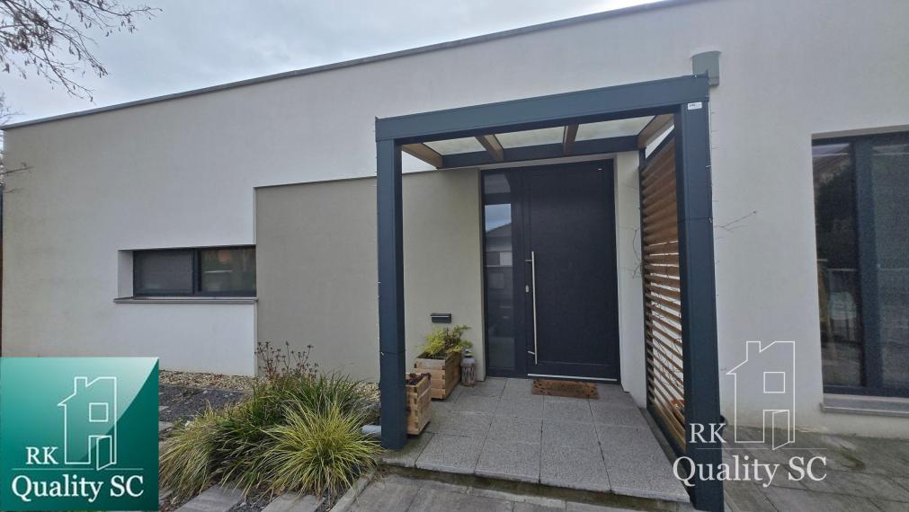 SENEC - NA PREDAJ dizajnovo zariadený 3 izbový rodinný dom v kľudnej lokalite Lesoparku v Senci