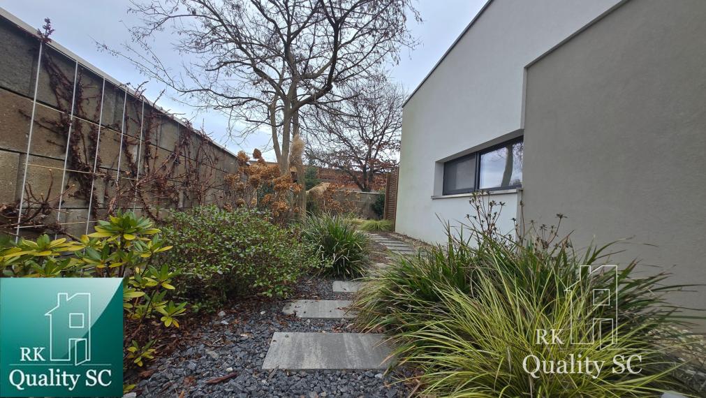 SENEC - NA PREDAJ dizajnovo zariadený 3 izbový rodinný dom v kľudnej lokalite Lesoparku v Senci