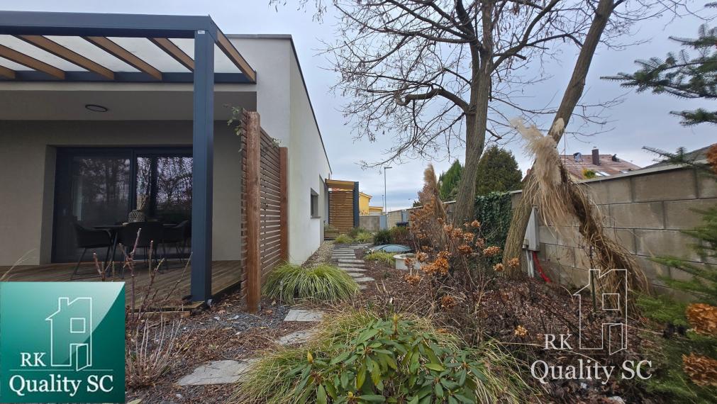 SENEC - NA PREDAJ dizajnovo zariadený 3 izbový rodinný dom v kľudnej lokalite Lesoparku v Senci