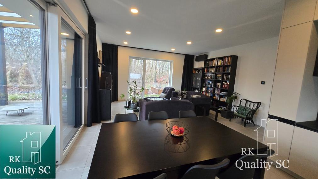 SENEC - NA PREDAJ dizajnovo zariadený 3 izbový rodinný dom v kľudnej lokalite Lesoparku v Senci