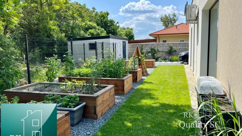 SENEC - NA PREDAJ dizajnovo zariadený 3 izbový rodinný dom v kľudnej lokalite Lesoparku v Senci