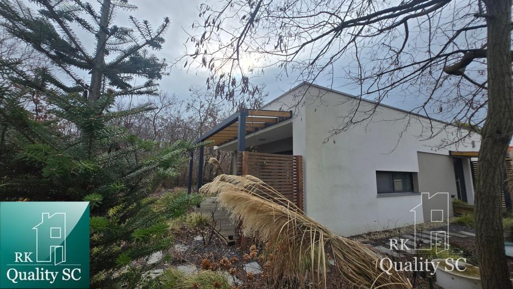 SENEC - NA PREDAJ dizajnovo zariadený 3 izbový rodinný dom v kľudnej lokalite Lesoparku v Senci