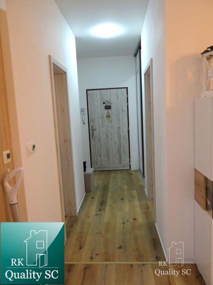 ZĽAVOVÁ KAMPAŇ - NOVOSTAVBA - 2 izbový zariadený byt s terasou, záhradou, záhr. domčekom a parkingom - Holubia - NOVÁ TEHELŇA