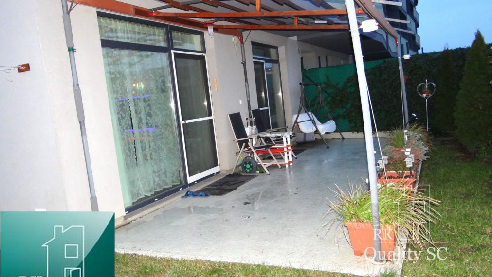 ZĽAVOVÁ KAMPAŇ - NOVOSTAVBA - 2 izbový zariadený byt s terasou, záhradou, záhr. domčekom a parkingom - Holubia - NOVÁ TEHELŇA