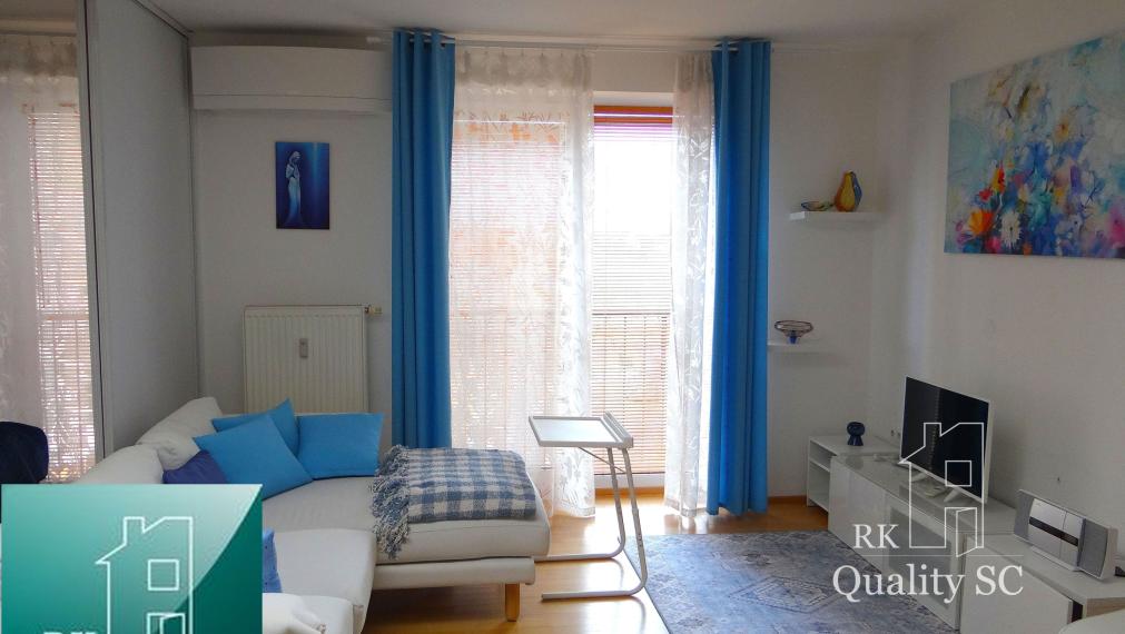 SENEC - EXKLUZÍVNE NA PREDAJ - kompletne zariadený a klimatizovaný 1 izbový byt v centre mesta - Nám. 1. mája v Senci