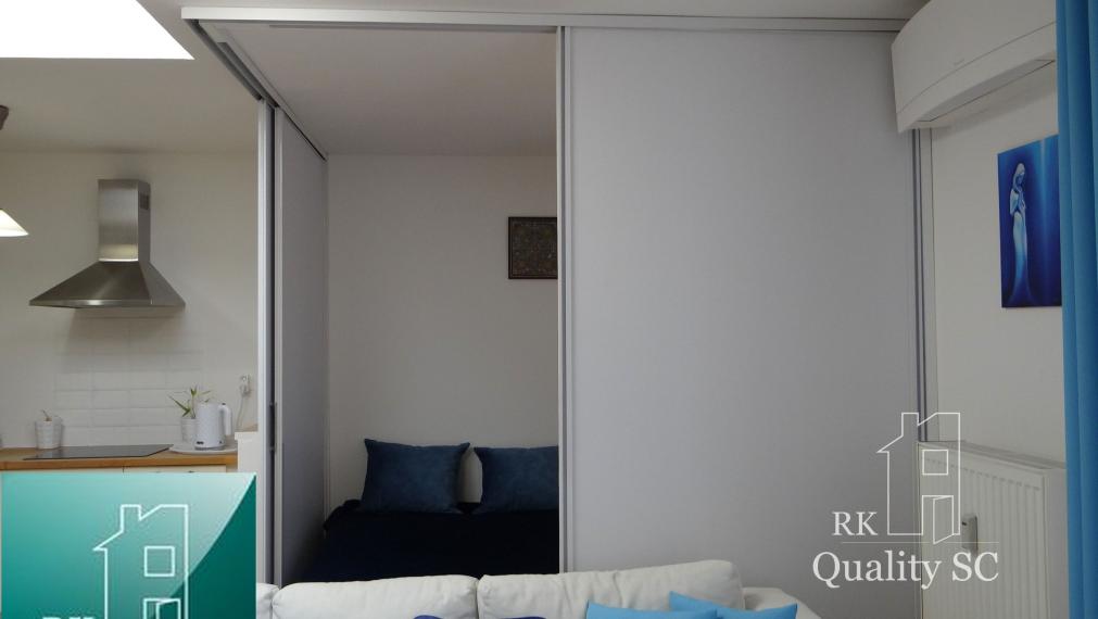 SENEC - EXKLUZÍVNE NA PREDAJ - kompletne zariadený a klimatizovaný 1 izbový byt v centre mesta - Nám. 1. mája v Senci