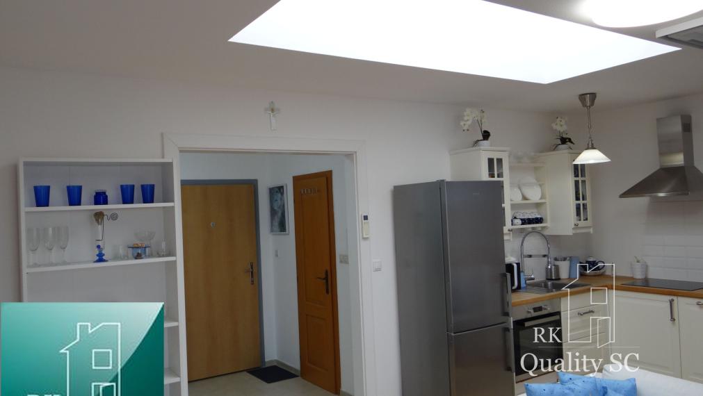 SENEC - EXKLUZÍVNE NA PREDAJ - kompletne zariadený a klimatizovaný 1 izbový byt v centre mesta - Nám. 1. mája v Senci