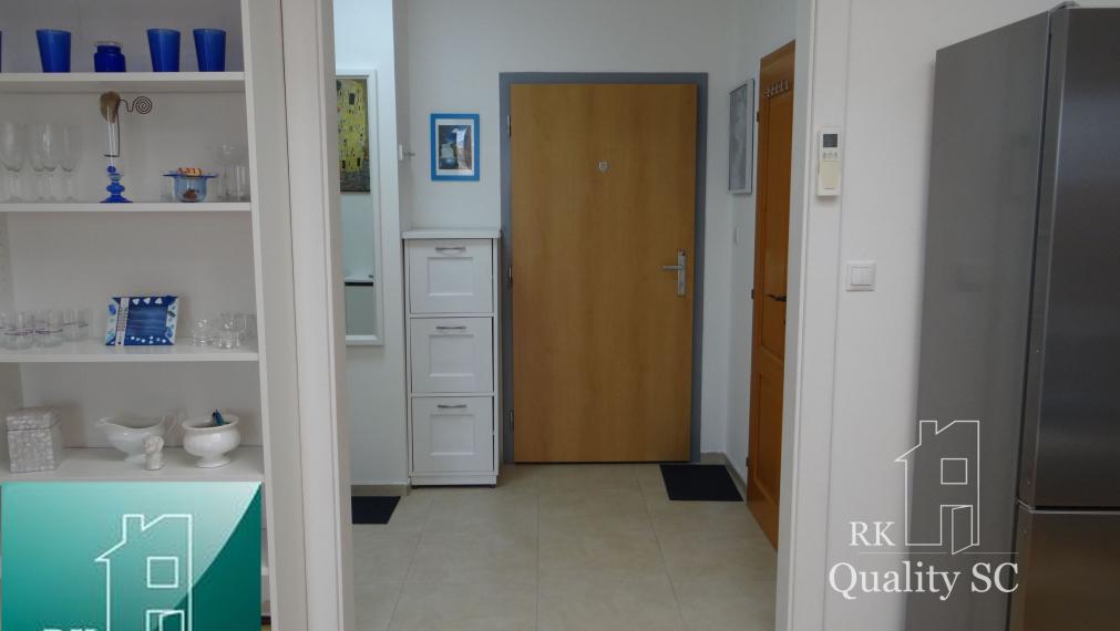 SENEC - EXKLUZÍVNE NA PREDAJ - kompletne zariadený a klimatizovaný 1 izbový byt v centre mesta - Nám. 1. mája v Senci