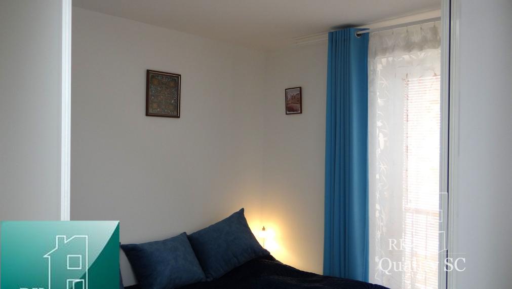 SENEC - EXKLUZÍVNE NA PREDAJ - kompletne zariadený a klimatizovaný 1 izbový byt v centre mesta - Nám. 1. mája v Senci