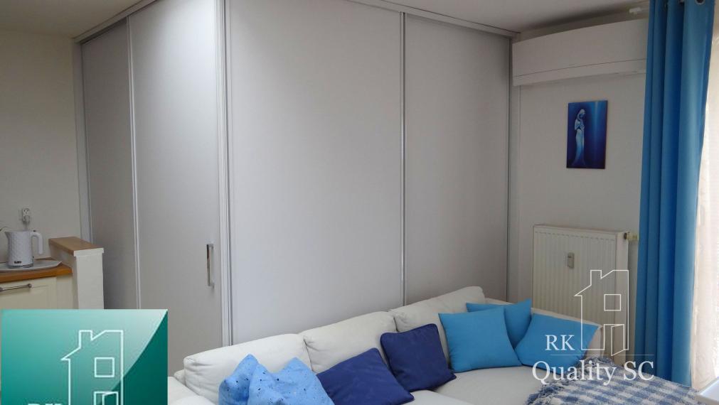 SENEC - EXKLUZÍVNE NA PREDAJ - kompletne zariadený a klimatizovaný 1 izbový byt v centre mesta - Nám. 1. mája v Senci