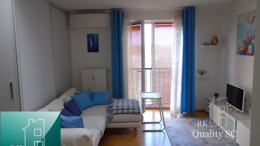 SENEC - EXKLUZÍVNE NA PREDAJ - kompletne zariadený a klimatizovaný 1 izbový byt v centre mesta - Nám. 1. mája v Senci