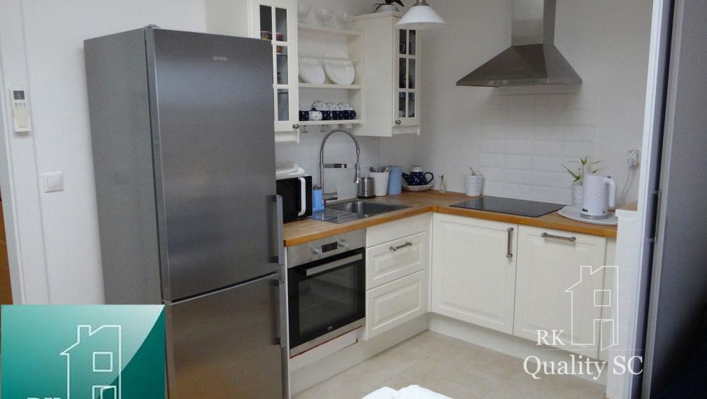 SENEC - EXKLUZÍVNE NA PREDAJ - kompletne zariadený a klimatizovaný 1 izbový byt v centre mesta - Nám. 1. mája v Senci