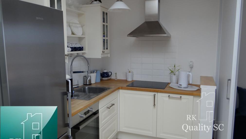 SENEC - EXKLUZÍVNE NA PREDAJ - kompletne zariadený a klimatizovaný 1 izbový byt v centre mesta - Nám. 1. mája v Senci