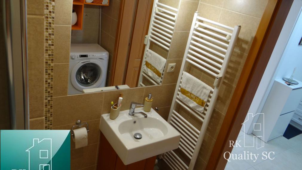 SENEC - EXKLUZÍVNE NA PREDAJ - kompletne zariadený a klimatizovaný 1 izbový byt v centre mesta - Nám. 1. mája v Senci