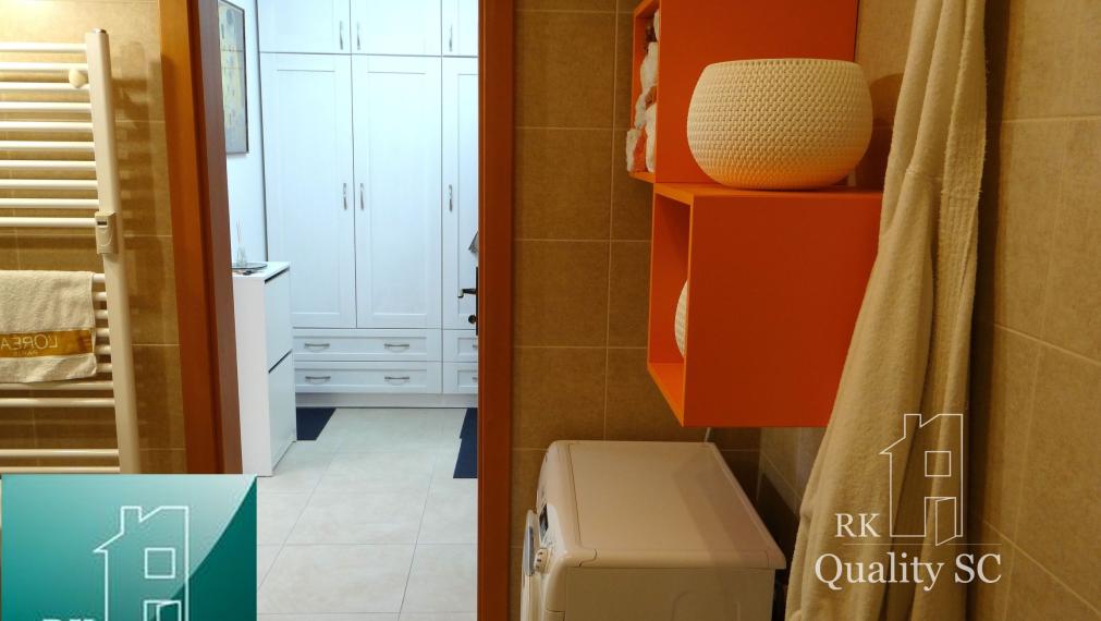 SENEC - EXKLUZÍVNE NA PREDAJ - kompletne zariadený a klimatizovaný 1 izbový byt v centre mesta - Nám. 1. mája v Senci