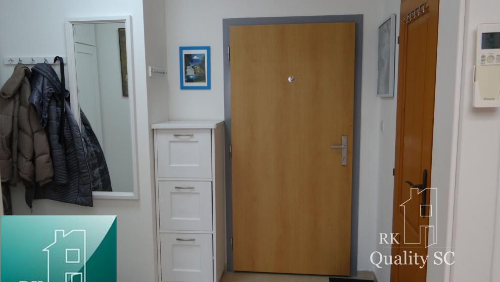 SENEC - EXKLUZÍVNE NA PREDAJ - kompletne zariadený a klimatizovaný 1 izbový byt v centre mesta - Nám. 1. mája v Senci