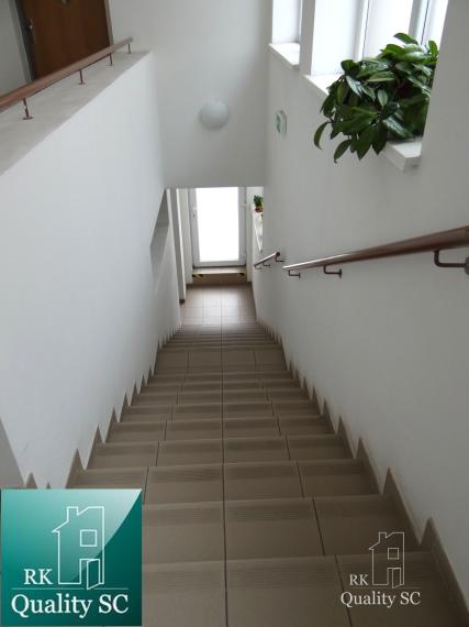 SENEC - EXKLUZÍVNE NA PREDAJ - kompletne zariadený a klimatizovaný 1 izbový byt v centre mesta - Nám. 1. mája v Senci