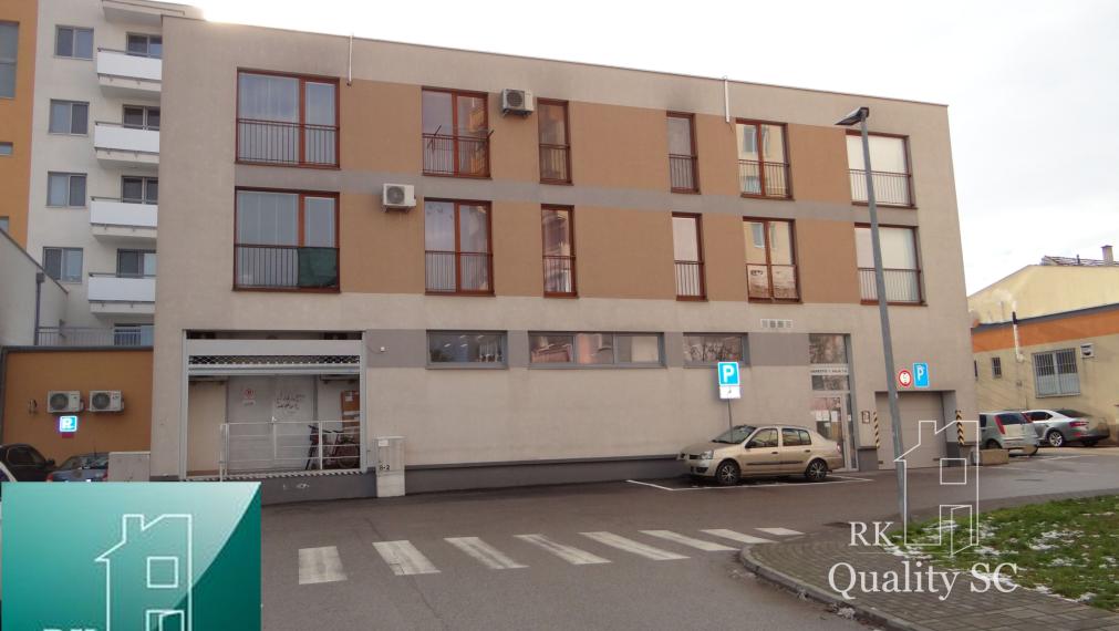 SENEC - EXKLUZÍVNE NA PREDAJ - kompletne zariadený a klimatizovaný 1 izbový byt v centre mesta - Nám. 1. mája v Senci