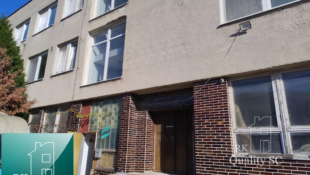 BRATISLAVA III. - RAČA - NA PREDAJ - priemyselný objekt s polyfunkčnou budovou s veľkou halou, ubytovacími a kancelárskymi priestormi v Bratislave