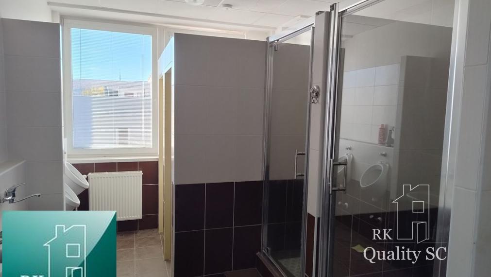 BRATISLAVA III. - RAČA - NA PREDAJ - priemyselný objekt s polyfunkčnou budovou s veľkou halou, ubytovacími a kancelárskymi priestormi v Bratislave