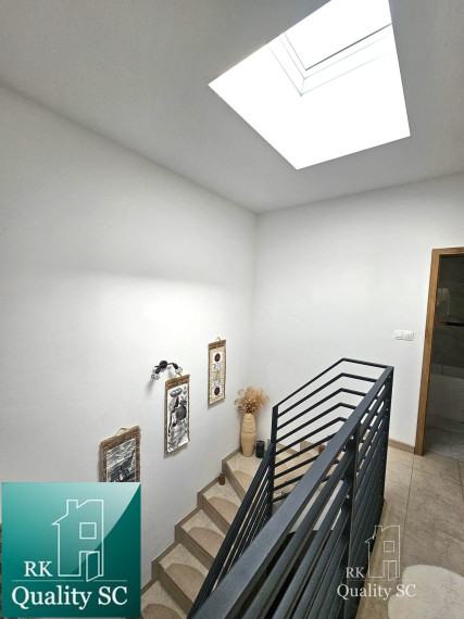  Nová Dedinka - EXKLUZÍVNE NA PREDAJ  3. ročná NÍZKOENERGETICKÁ NOVOSTAVBA dvoj-podlažného 4 izbového rodinného domu v žiadanej lokalite 