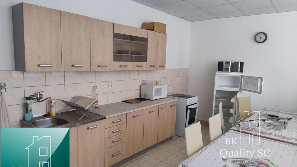 BRATISLAVA III. - RAČA - NA PREDAJ - priemyselný objekt s polyfunkčnou budovou s veľkou halou, ubytovacími a kancelárskymi priestormi v Bratislave